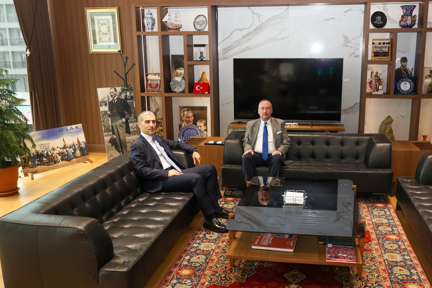 Uşak Valisi Naci Aktaş, Belediye Başkanı Özkan Yalım’ı Ziyaret Etti