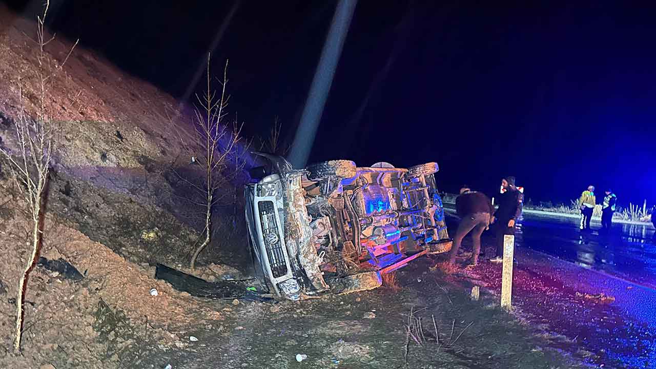 Uşak'ta şarampole devrilen işçi servisindeki 17 kişi yaralandı