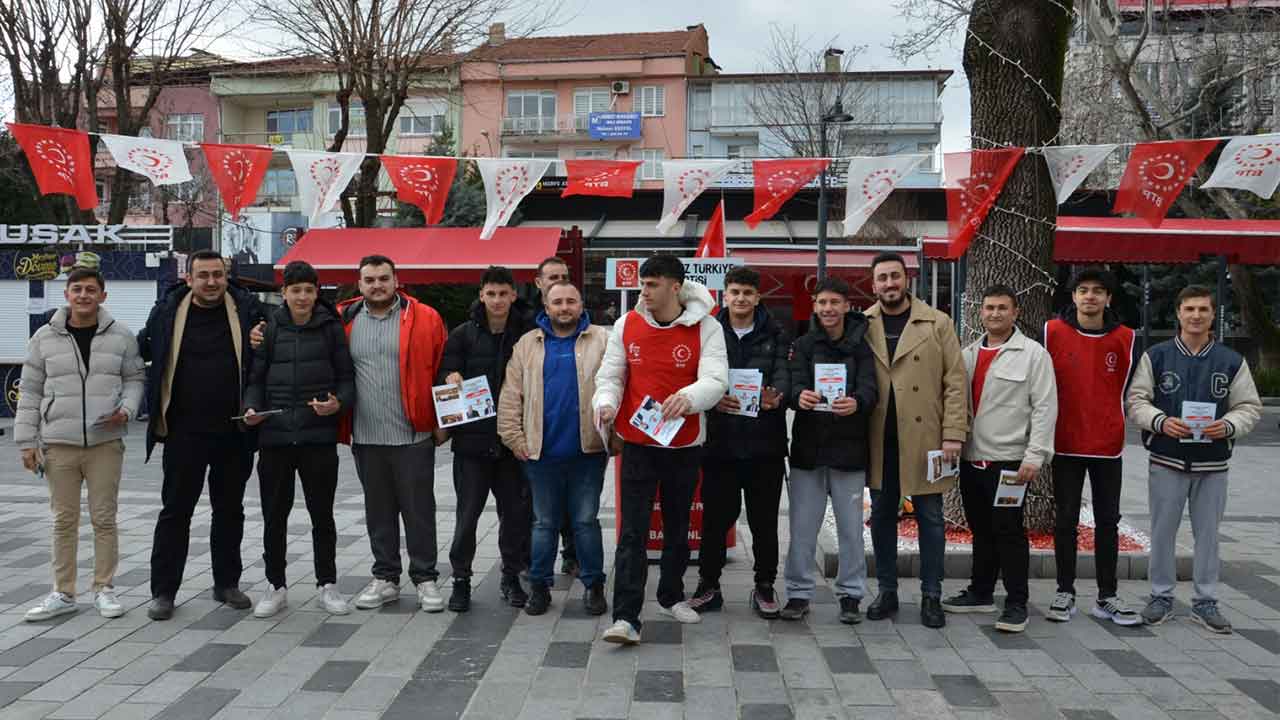 İsmetpaşa'da Renkli Buluşma: BTP Gençlik Uşaklılarla Kucaklaştı