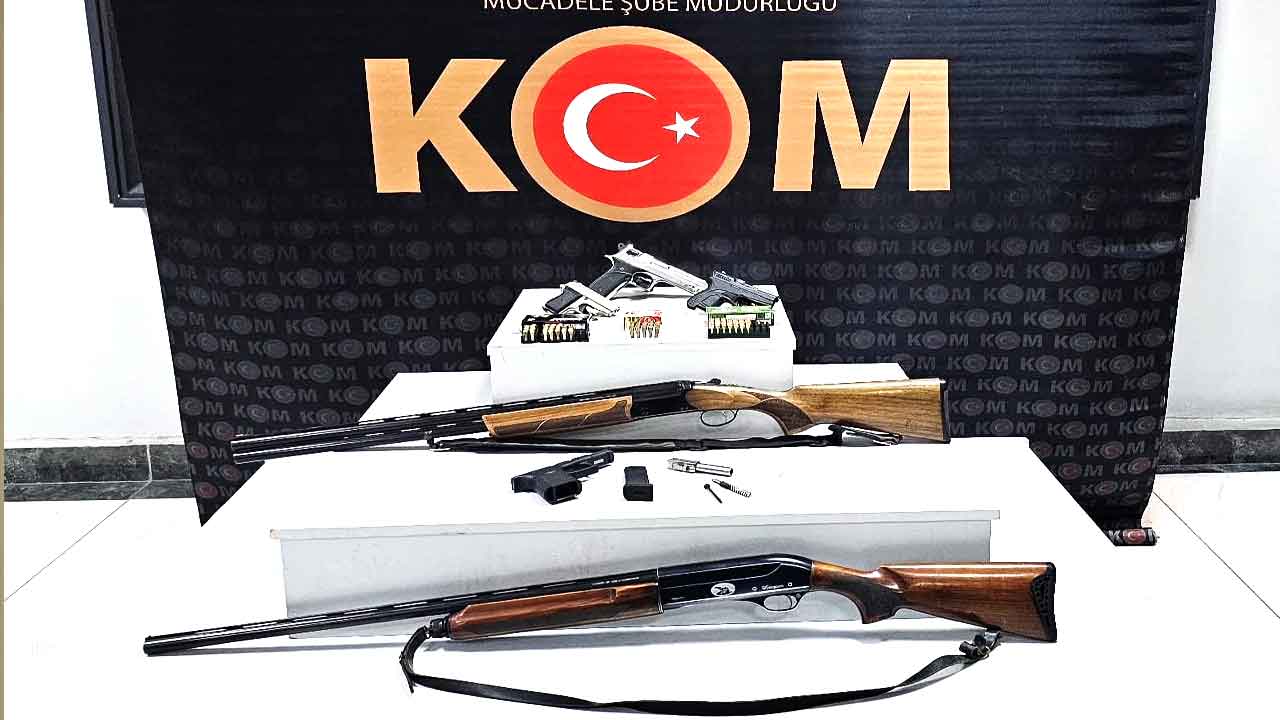 Uşak Emniyeti'nden Sıkı Takip Bir Ev ve Bir Araçtan Cephanelik Çıktı