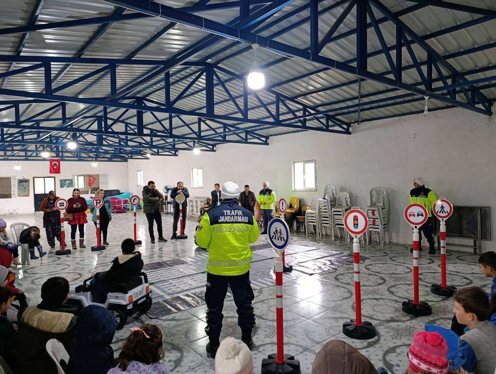 Uşak’ta Jandarma’dan Öğrencilere Trafik Eğitimi Verildi