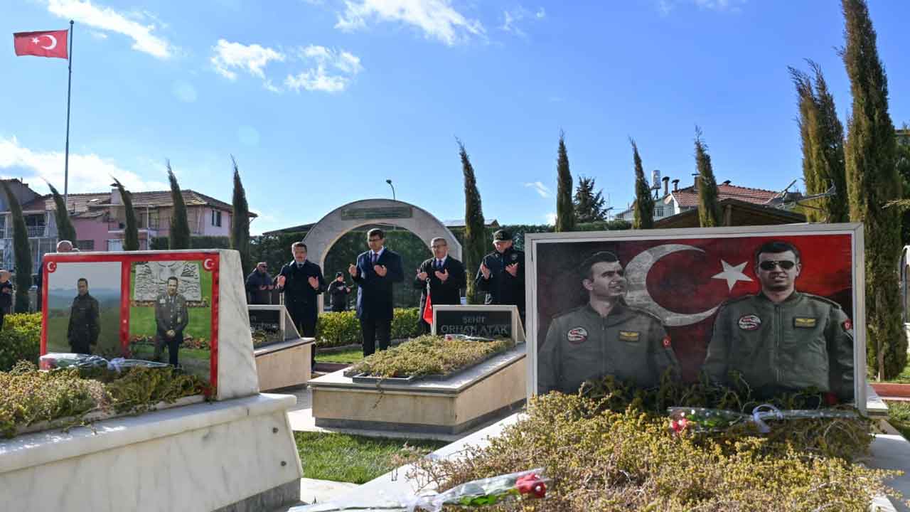 Yeni Uşak Valisi Serdar Kartal Uşak’taki İlk Ziyaretlerini Şehitlik ve Şehit Ailelerine Yaptı