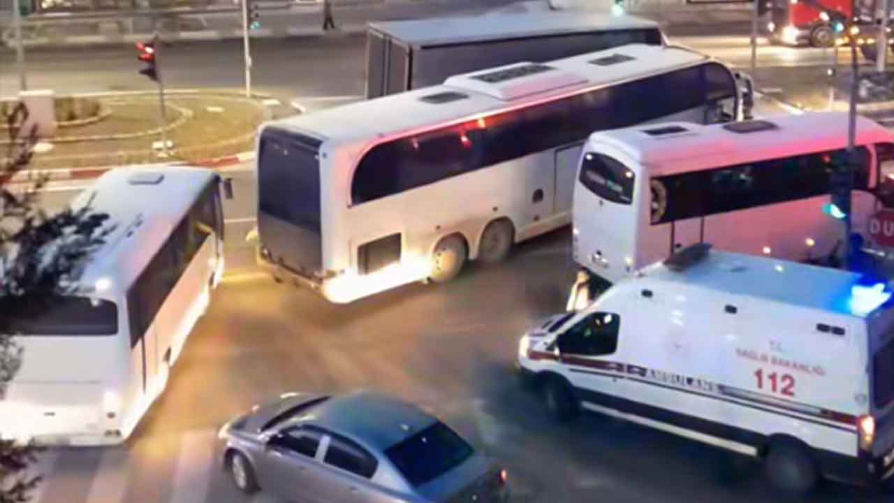 Uşak’ta İşçi Servis Otobüsü İle Kamyon Çarpıştı