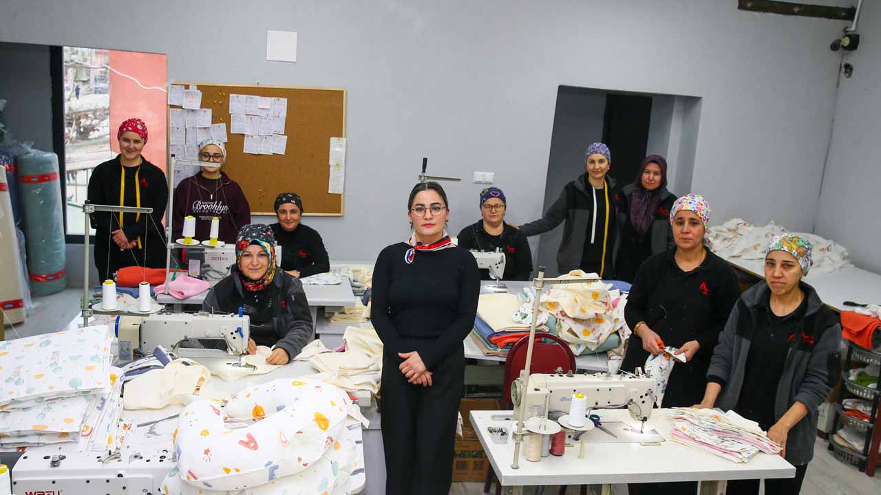 Uşaklı kadın girişimci üç katlı atölyesinde 11 kadına iş kapısı açtı