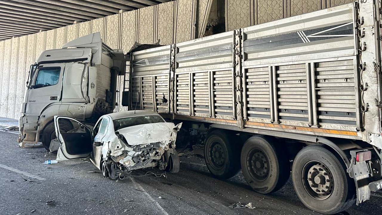 Uşak'ta tır ile çarpışan otomobilin sürücüsü yaralandı