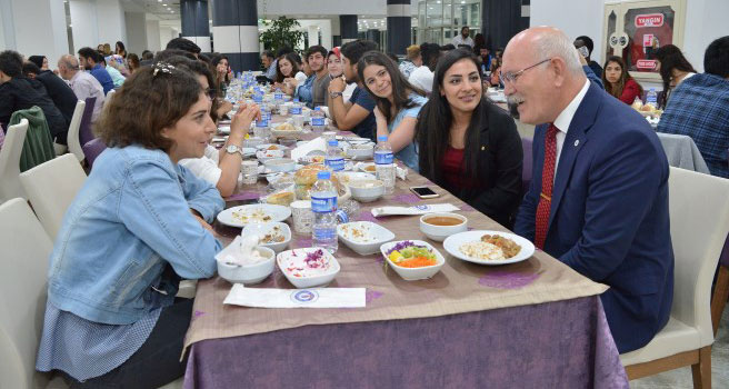 Rektör Ekrem Savaş öğrencilerle iftar yaptı