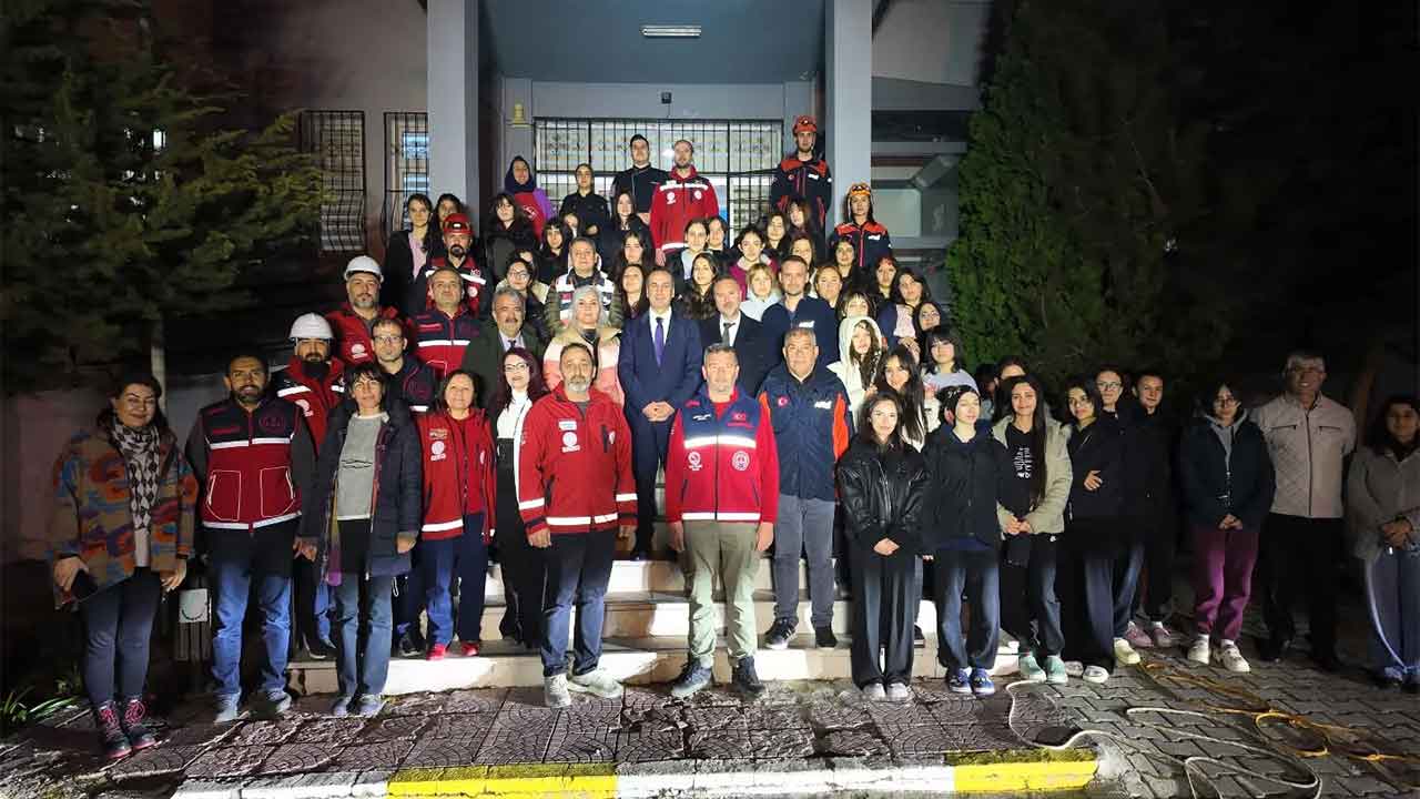Uşak'ta Deprem Farkındalığı İçin Lise Pansiyonunda Deprem Tatbikatı