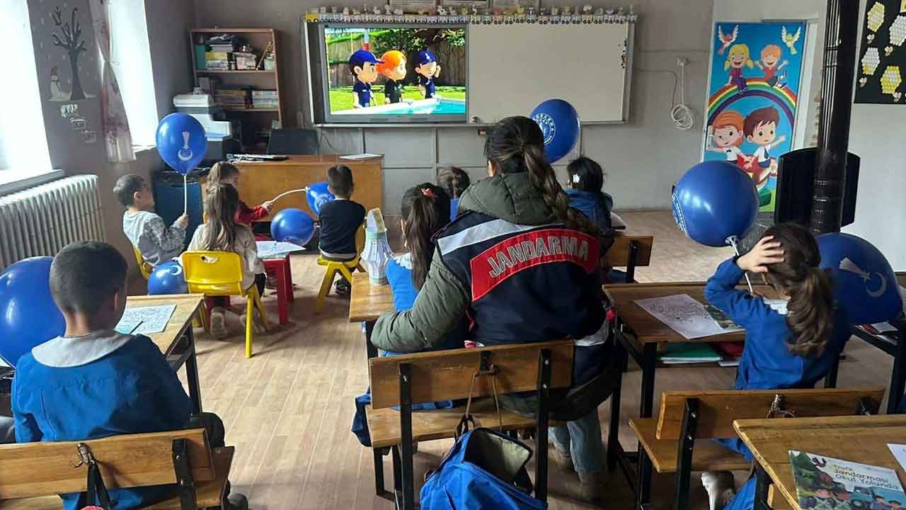 Uşak’ta Jandarma Köy Okullarında Öğrencilerle