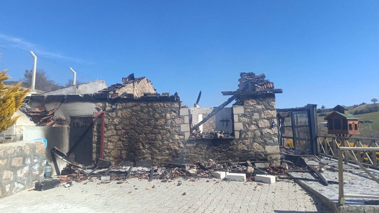 Uşak'ta bağ evinde çıkan yangın söndürüldü