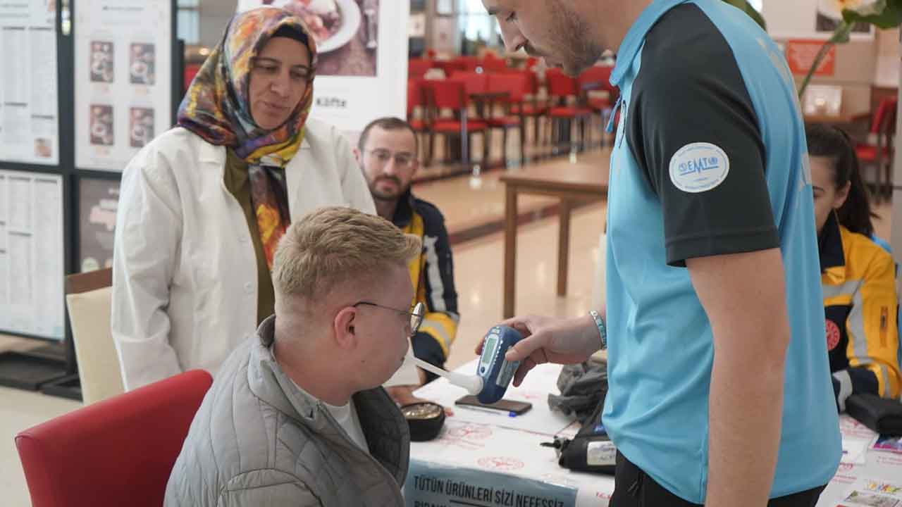 Uşak İl Sağlık Müdürlüğünden AVM’de Vatandaşlar İle Sağlık Dolu Bir Buluşma