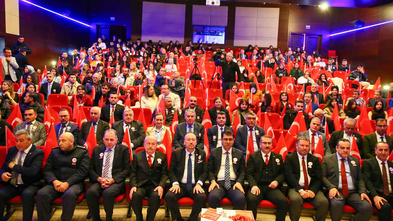 Uşak'ta İstiklal Marşı'nın Kabulü ve Mehmet Akif Ersoy'u Anma Günü programı düzenlendi