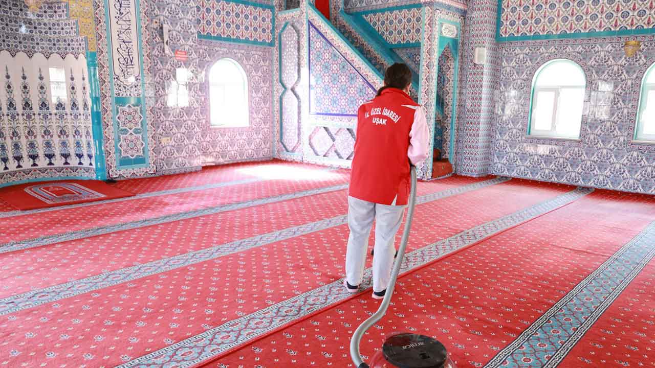 İl Özel İdaresi Harekete Geçti Uşak’ta Camilerde Temizlik Çalışması