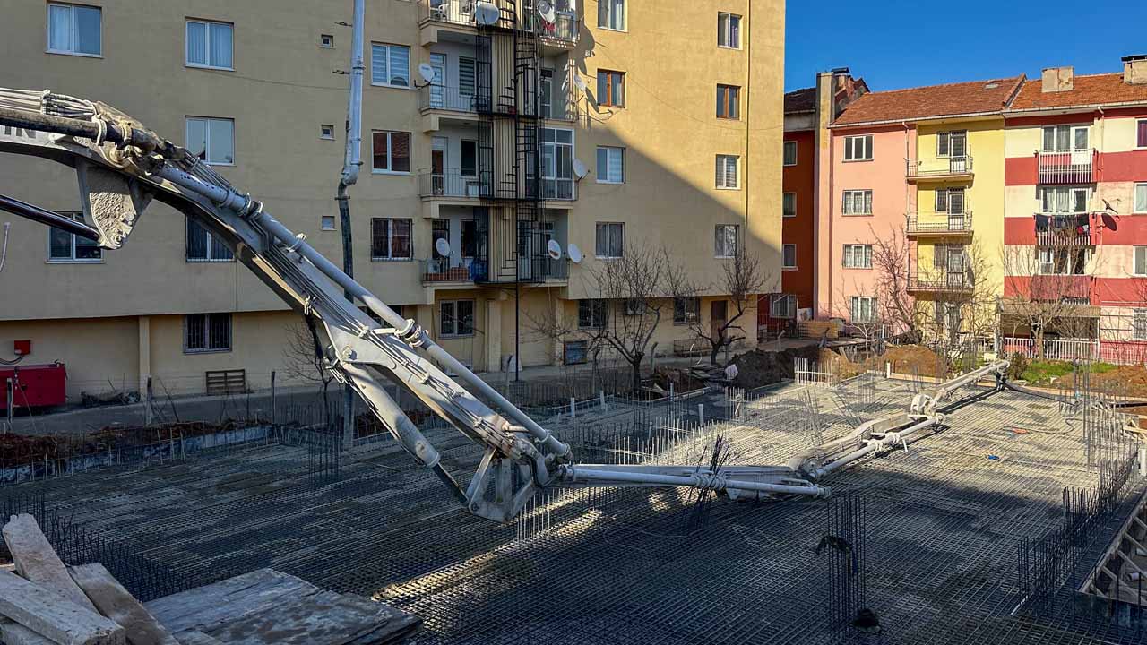 Uşak'ta beton pompasının altında kalan işçi öldü
