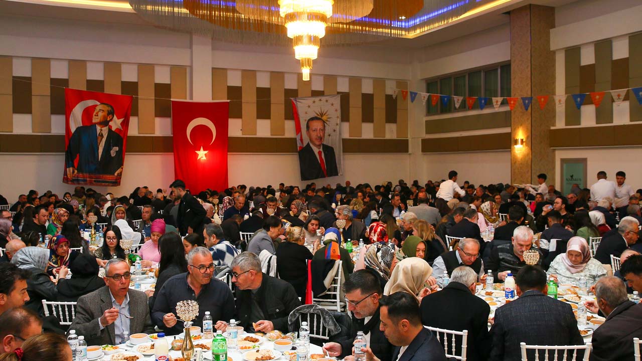 AK Parti Uşak Teşkilatı "Vefa İftarı"nda Buluştu