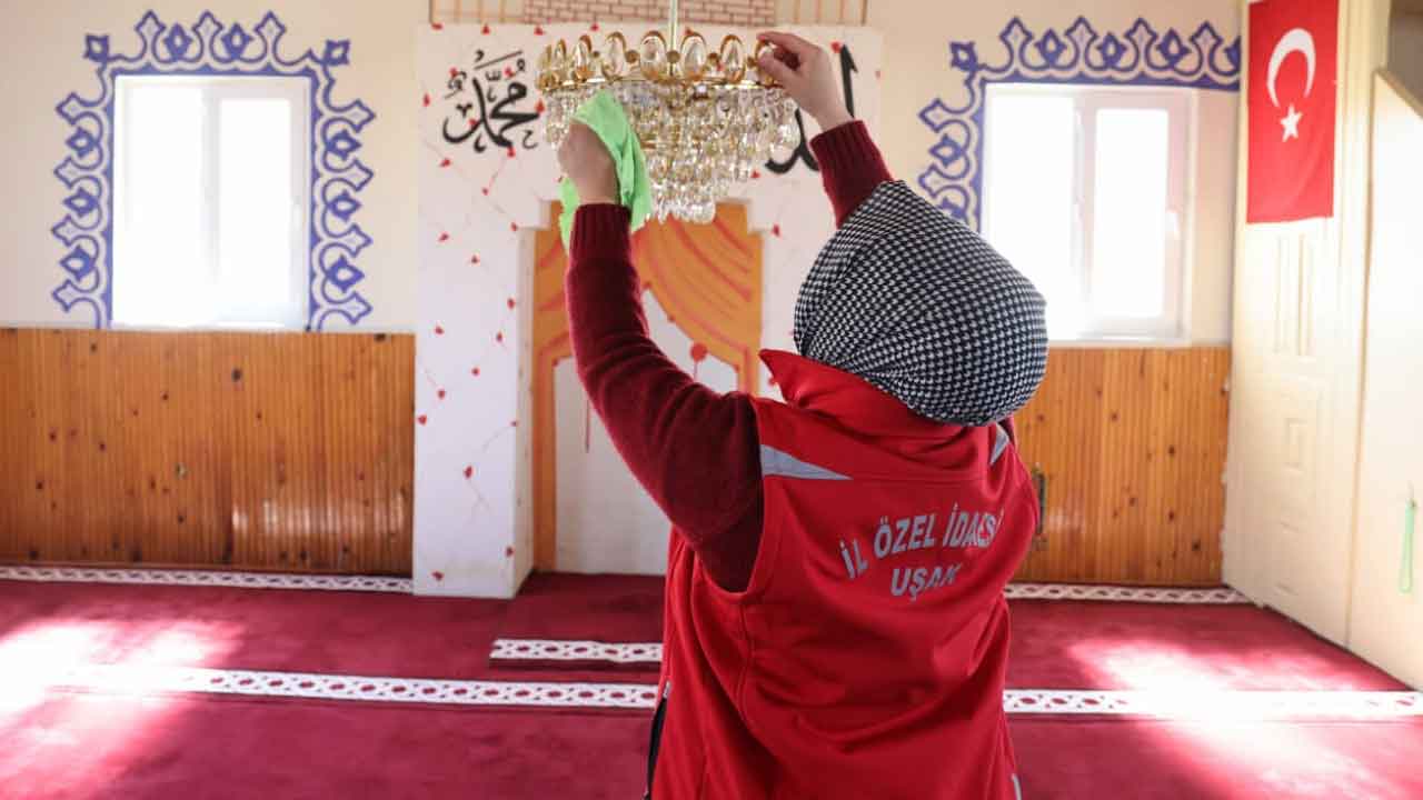 Uşak’ta Köy Camilerinde Temizlik Seferberliği Sürüyor