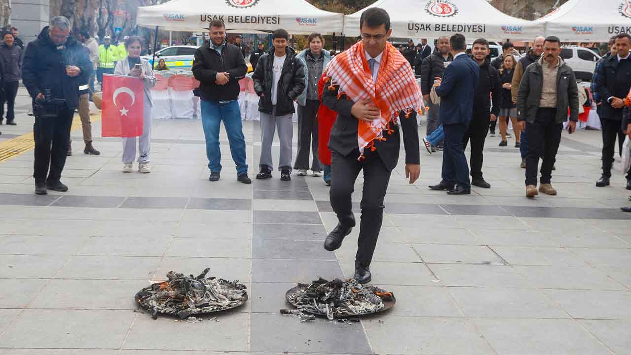 Uşak’ta Nevruz Ateşi Yandı Birlik ve Kardeşlik Mesajları Verildi