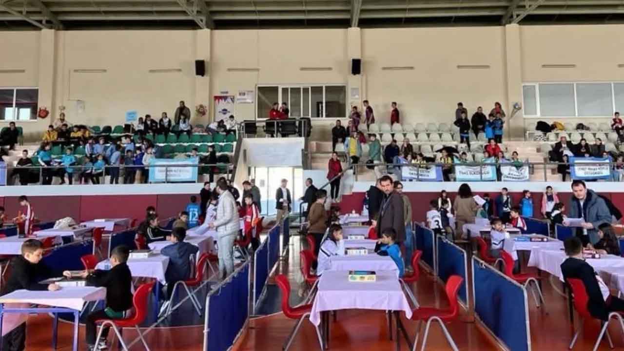 Eşme’de Akıl ve Zeka Oyunları Turnuvası Düzenlendi Öğrenciler Kıyasıya Mücadele Etti