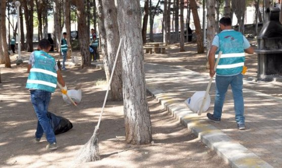 Uşak'ta hükümlüler parklarda temizlik yaptı
