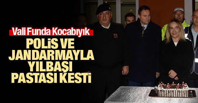 Uşak Valisi, polis ve jandarmayla yılbaşı pastası kesti