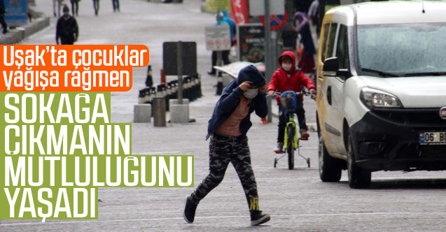 Uşak'ta çocuklar sokağa çıkmanın mutluluğunu yaşadı