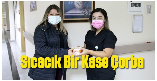 Hastalar şükranlarını sıcak çorba ile sunuyor