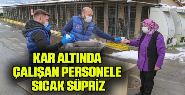 KAR ALTINDA ÇALIŞAN PERSONELE SICAK SÜPRİZ