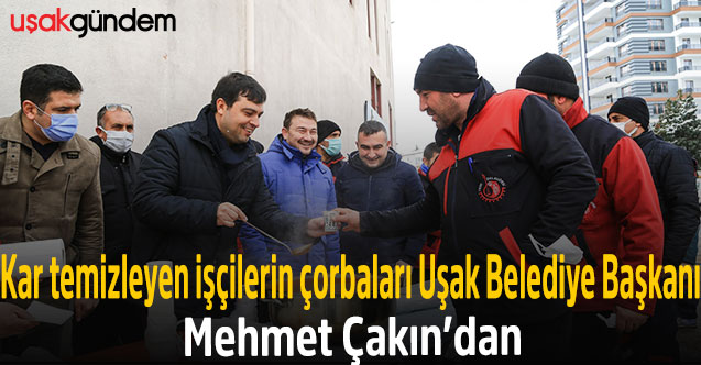 Kar temizleyen işçilerin çorbaları Uşak Belediye Başkanı Mehmet Çakın’dan
