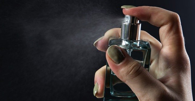 Parfüm kalıcı olması için nereye ve nasıl sıkılmalı?