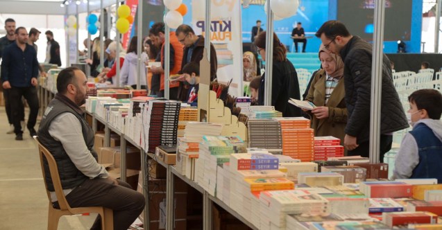 Uzun yıllar sonra Uşak’ta kitap fuarı düzenlendi