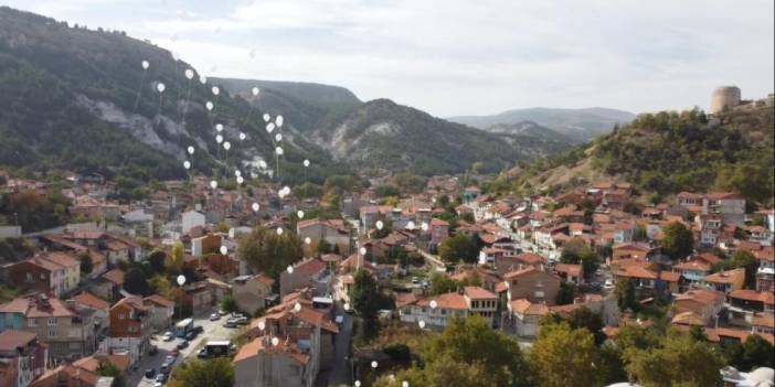 Filistin'de hayatını kaybeden çocuklar için Kütahya'da gökyüzüne beyaz balonlar bırakıldı
