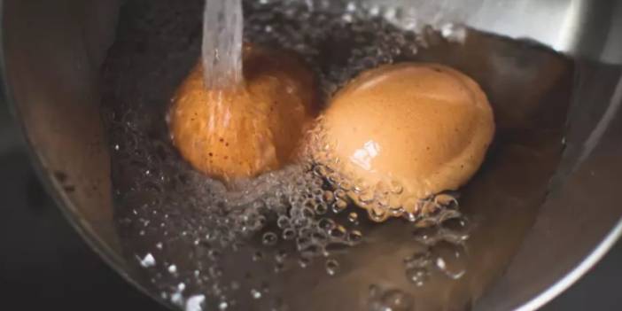 Yumurta haşlarken suyuna ekleyince hem çatlamıyor hem kolayca soyuyor