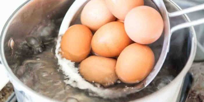 Haşlanmış yumurtayı 5 saniyede soyduran yöntem!