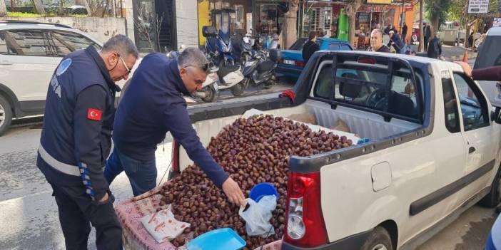 İzmir’de zabıta ekipleri, zehirleyen Çin kestanesi satan seyyar satıcıyı yakaladı