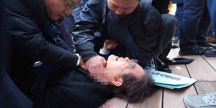 Güney Kore'de ana muhalefet lideri bıçaklı saldırıya uğradı