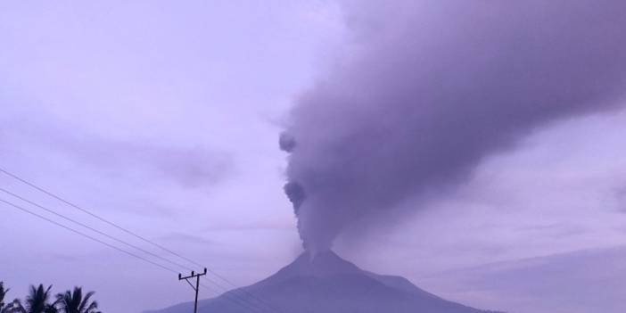 Endonezya'da Lewotobi Laki-Laki Yanardağı patladı!