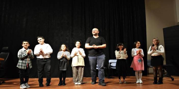 Manisa Turgutlu'da çocuklara ve yetişkinlere tiyatro resitali