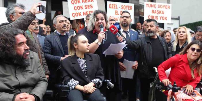 CHP İzmir'de Tunç Soyer kararı il başkanlığı önünde protesto edildi!
