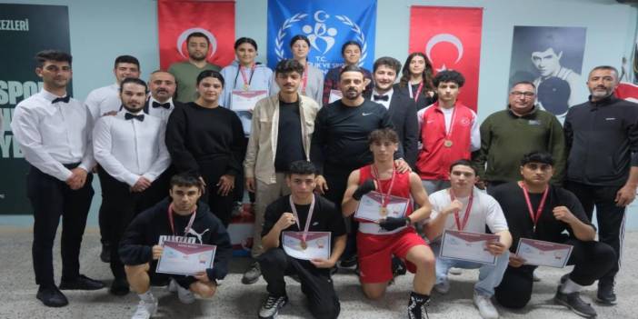 Aydın'da Gençlik Merkezi Okullar Arası Genç Kız-Erkek Boks Müsabakaları tamamlandı
