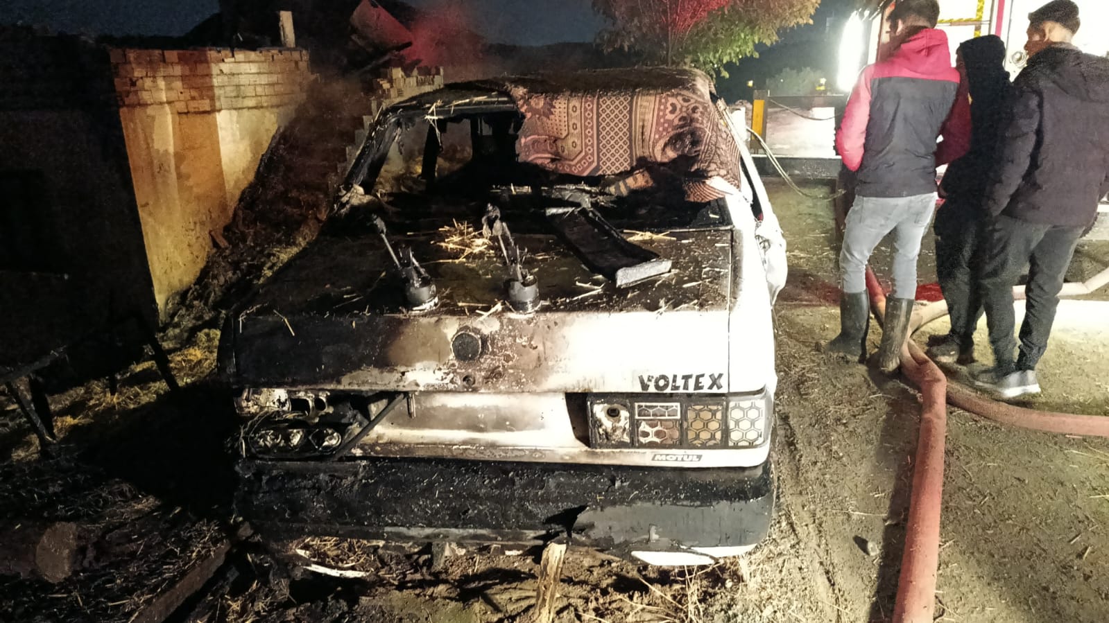 aa-20251003-39305105-39305104-usakta-saman-deposunda-baslayip-eve-ve-otomobile-sicrayan-yangin-sonduruldu.jpg