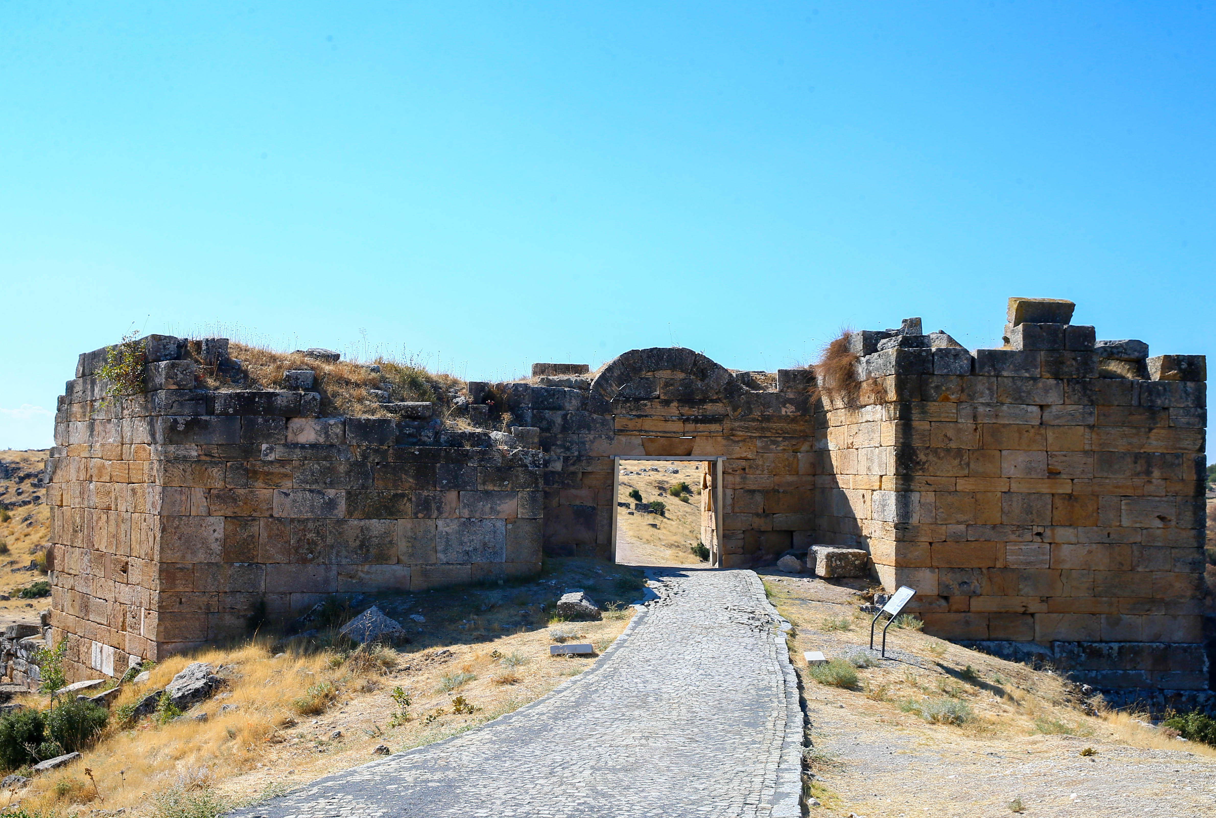 aa-20251123-39781287-39781278-blaundosun-2-bin-yillik-stadyumu-gun-yuzune-cikariliyor.jpg